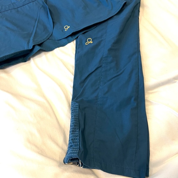 Jaanuu Front zipper scrub set with skinny pants - Picture 3 of 6